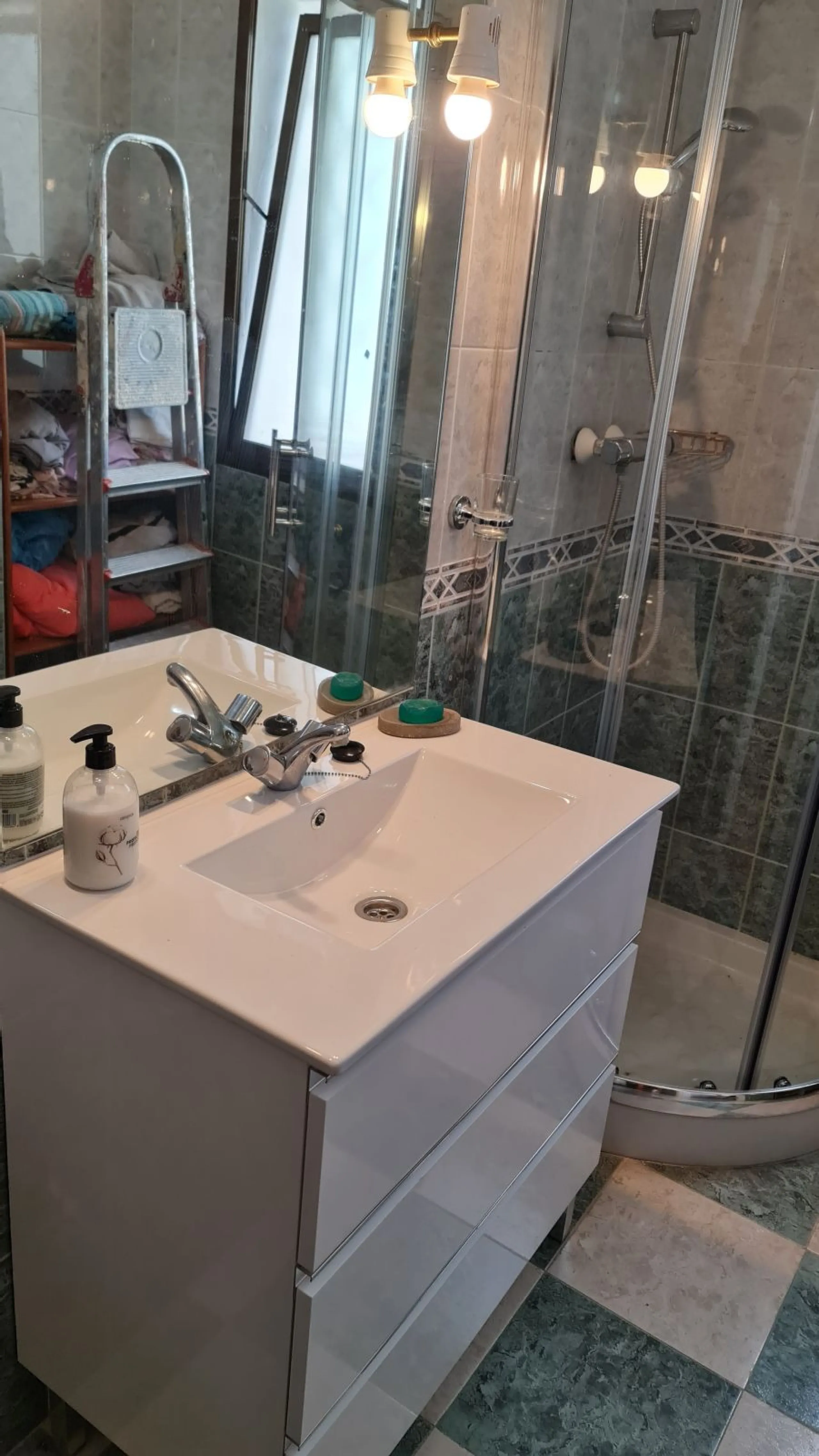 Surrounded by 12.000 m2 of gardens for only 12 properties and  in front of las Brisas Golf. This lovely ,  3 bedrooms duplex with 2  bahrooms and  guess toilet .Offers you communal pool and gardens, to enjoy "the golf-valley way of life". Air cond all the