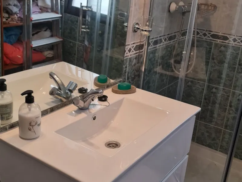Surrounded by 12.000 m2 of gardens for only 12 properties and  in front of las Brisas Golf. This lovely ,  3 bedrooms duplex with 2  bahrooms and  guess toilet .Offers you communal pool and gardens, to enjoy "the golf-valley way of life". Air cond all the