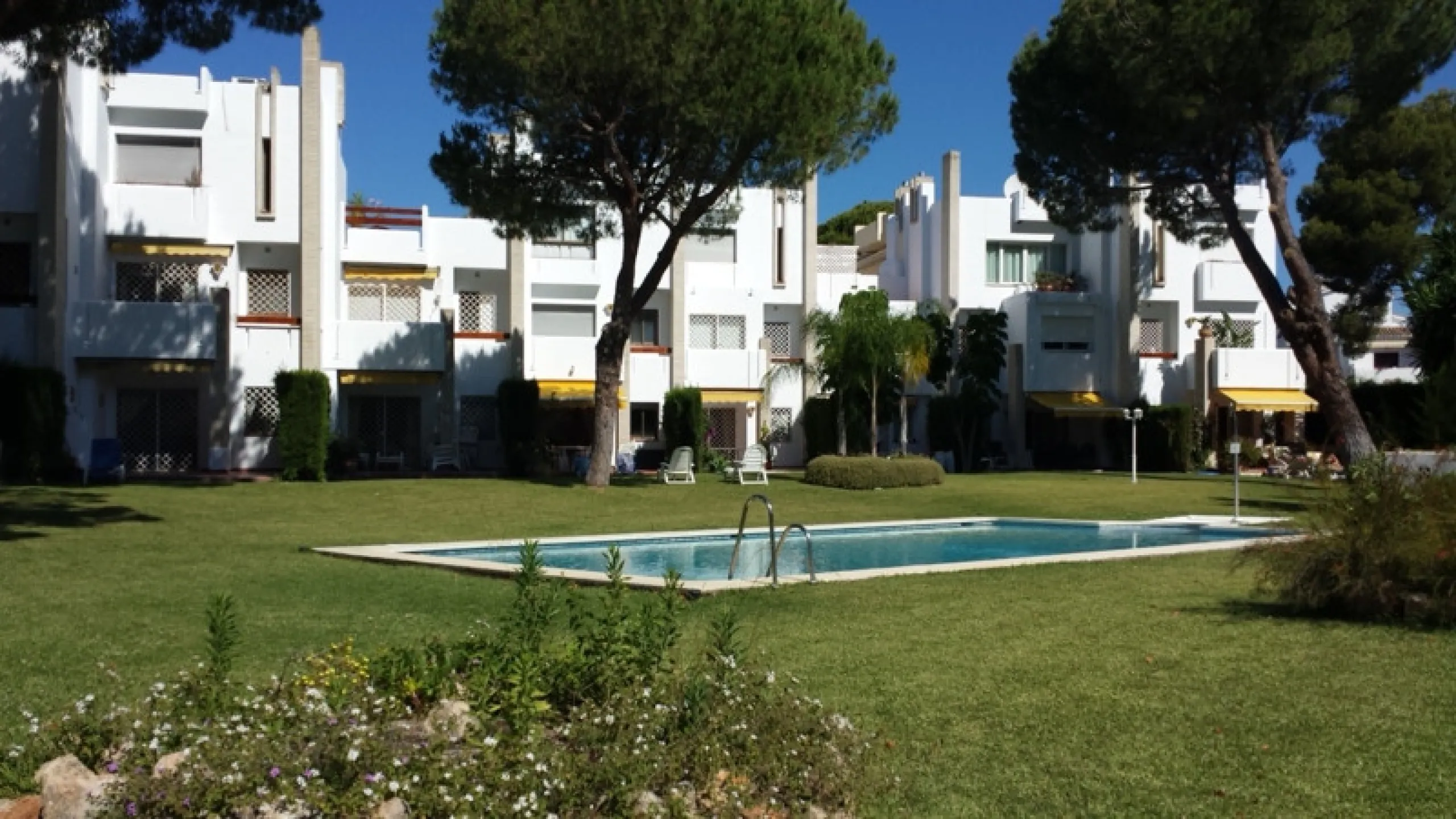 Surrounded by 12.000 m2 of gardens for only 12 properties and  in front of las Brisas Golf. This lovely ,  3 bedrooms duplex with 2  bahrooms and  guess toilet .Offers you communal pool and gardens, to enjoy "the golf-valley way of life". Air cond all the