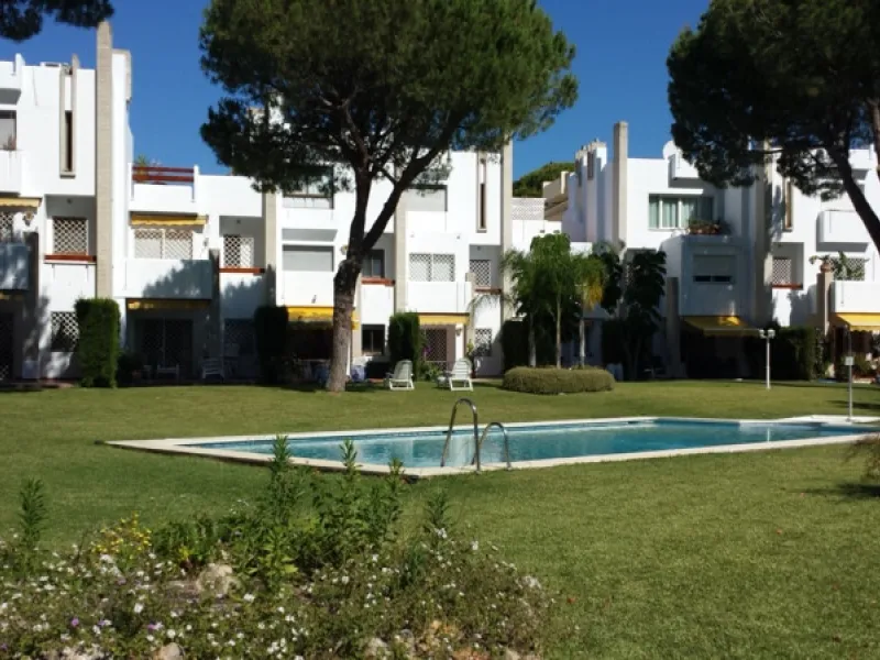 Surrounded by 12.000 m2 of gardens for only 12 properties and  in front of las Brisas Golf. This lovely ,  3 bedrooms duplex with 2  bahrooms and  guess toilet .Offers you communal pool and gardens, to enjoy "the golf-valley way of life". Air cond all the
