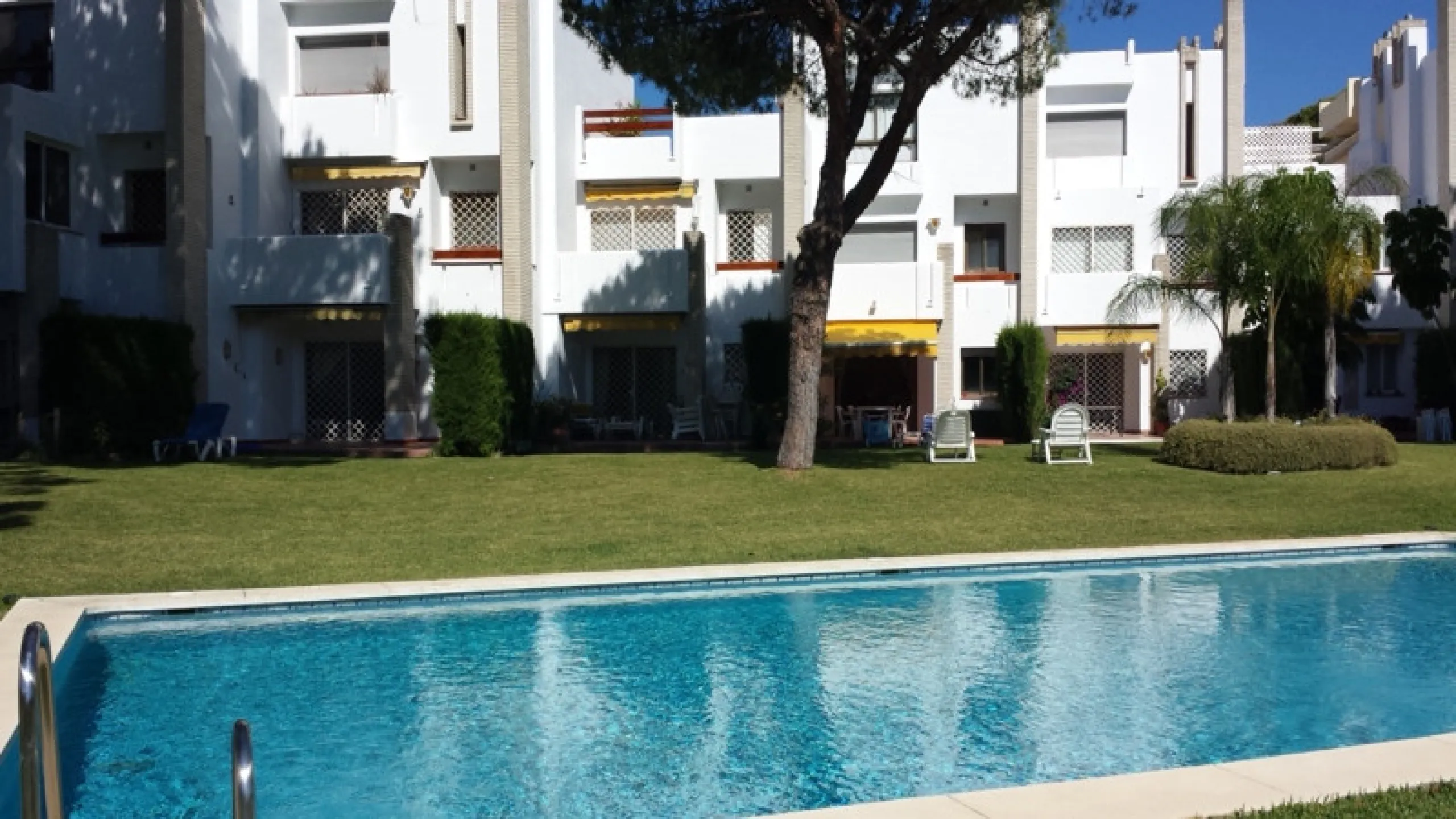 Surrounded by 12.000 m2 of gardens for only 12 properties and  in front of las Brisas Golf. This lovely ,  3 bedrooms duplex with 2  bahrooms and  guess toilet .Offers you communal pool and gardens, to enjoy "the golf-valley way of life". Air cond all the