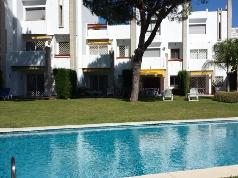 Surrounded by 12.000 m2 of gardens for only 12 properties and  in front of las Brisas Golf. This lovely ,  3 bedrooms duplex with 2  bahrooms and  guess toilet .Offers you communal pool and gardens, to enjoy "the golf-valley way of life". Air cond all the