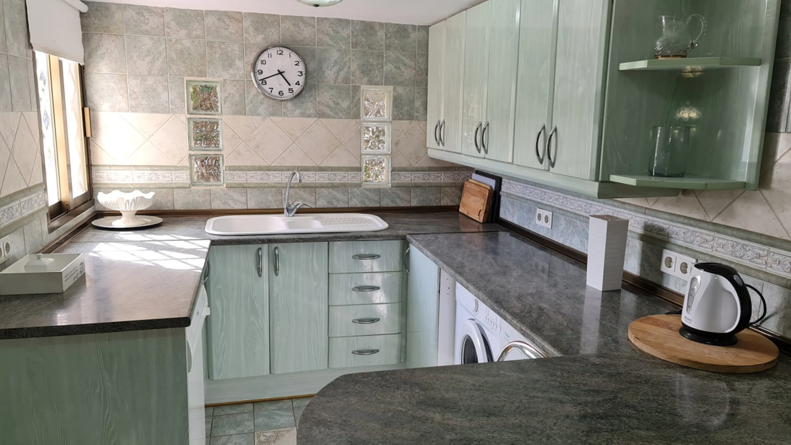 Surrounded by 12.000 m2 of gardens for only 12 properties and  in front of las Brisas Golf. This lovely ,  3 bedrooms duplex with 2  bahrooms and  guess toilet .Offers you communal pool and gardens, to enjoy "the golf-valley way of life". Air cond all the