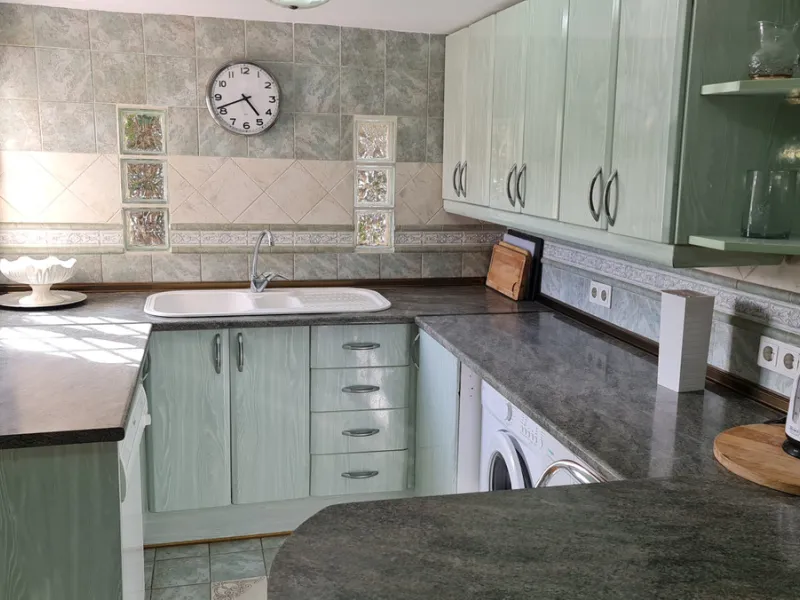 Surrounded by 12.000 m2 of gardens for only 12 properties and  in front of las Brisas Golf. This lovely ,  3 bedrooms duplex with 2  bahrooms and  guess toilet .Offers you communal pool and gardens, to enjoy "the golf-valley way of life". Air cond all the