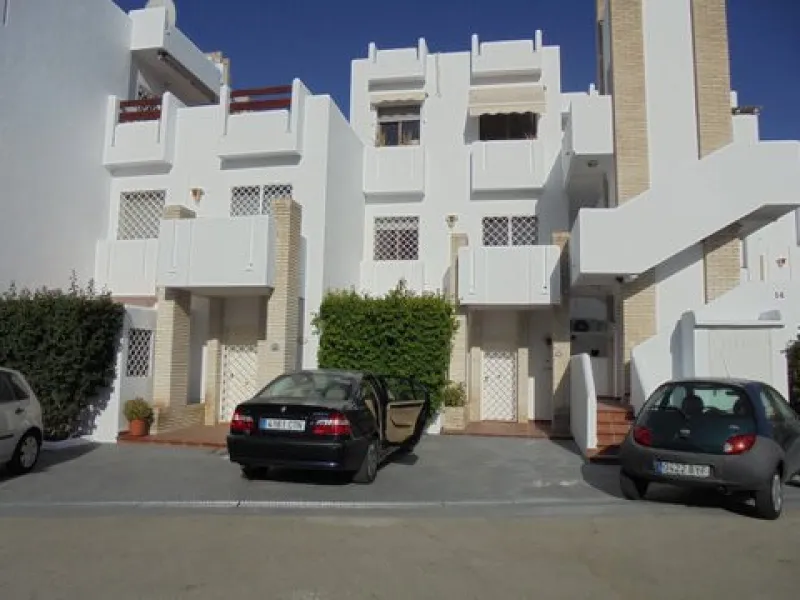 Surrounded by 12.000 m2 of gardens for only 12 properties and  in front of las Brisas Golf. This lovely ,  3 bedrooms duplex with 2  bahrooms and  guess toilet .Offers you communal pool and gardens, to enjoy "the golf-valley way of life". Air cond all the