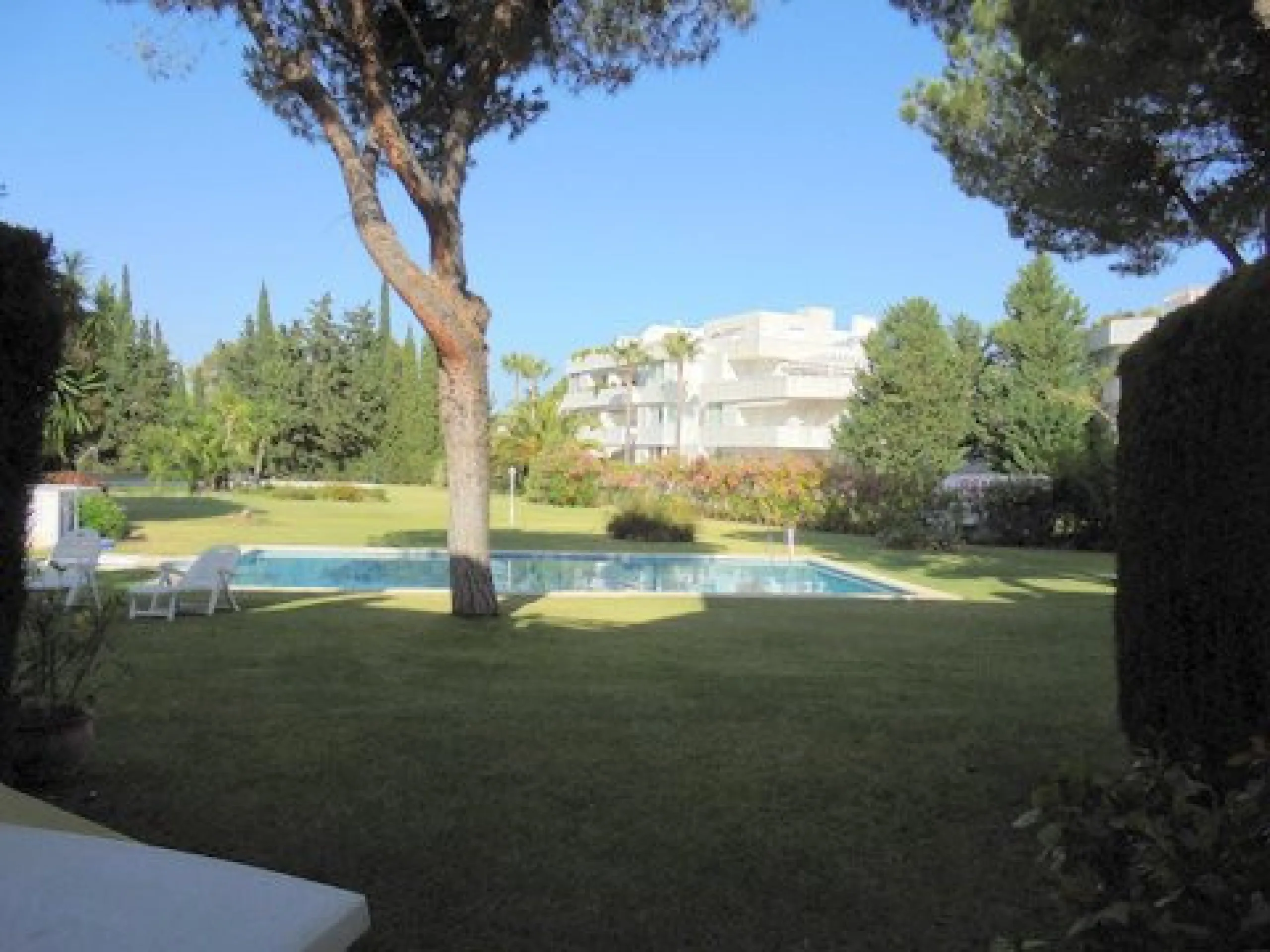 Surrounded by 12.000 m2 of gardens for only 12 properties and  in front of las Brisas Golf. This lovely ,  3 bedrooms duplex with 2  bahrooms and  guess toilet .Offers you communal pool and gardens, to enjoy "the golf-valley way of life". Air cond all the