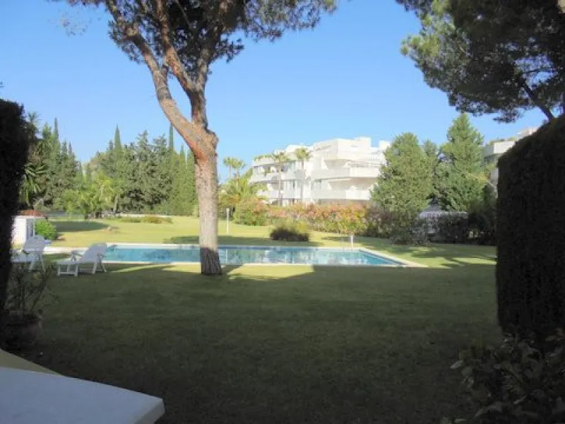 Surrounded by 12.000 m2 of gardens for only 12 properties and  in front of las Brisas Golf. This lovely ,  3 bedrooms duplex with 2  bahrooms and  guess toilet .Offers you communal pool and gardens, to enjoy "the golf-valley way of life". Air cond all the