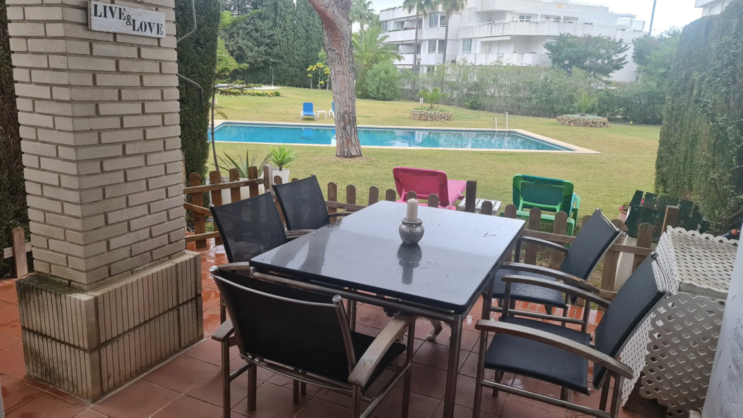 Surrounded by 12.000 m2 of gardens for only 12 properties and  in front of las Brisas Golf. This lovely ,  3 bedrooms duplex with 2  bahrooms and  guess toilet .Offers you communal pool and gardens, to enjoy "the golf-valley way of life". Air cond all the