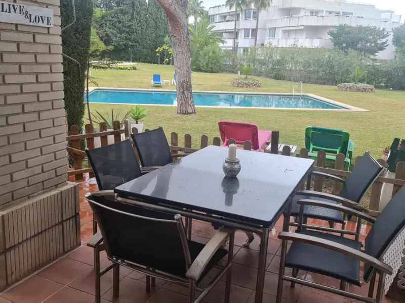 Surrounded by 12.000 m2 of gardens for only 12 properties and  in front of las Brisas Golf. This lovely ,  3 bedrooms duplex with 2  bahrooms and  guess toilet .Offers you communal pool and gardens, to enjoy "the golf-valley way of life". Air cond all the