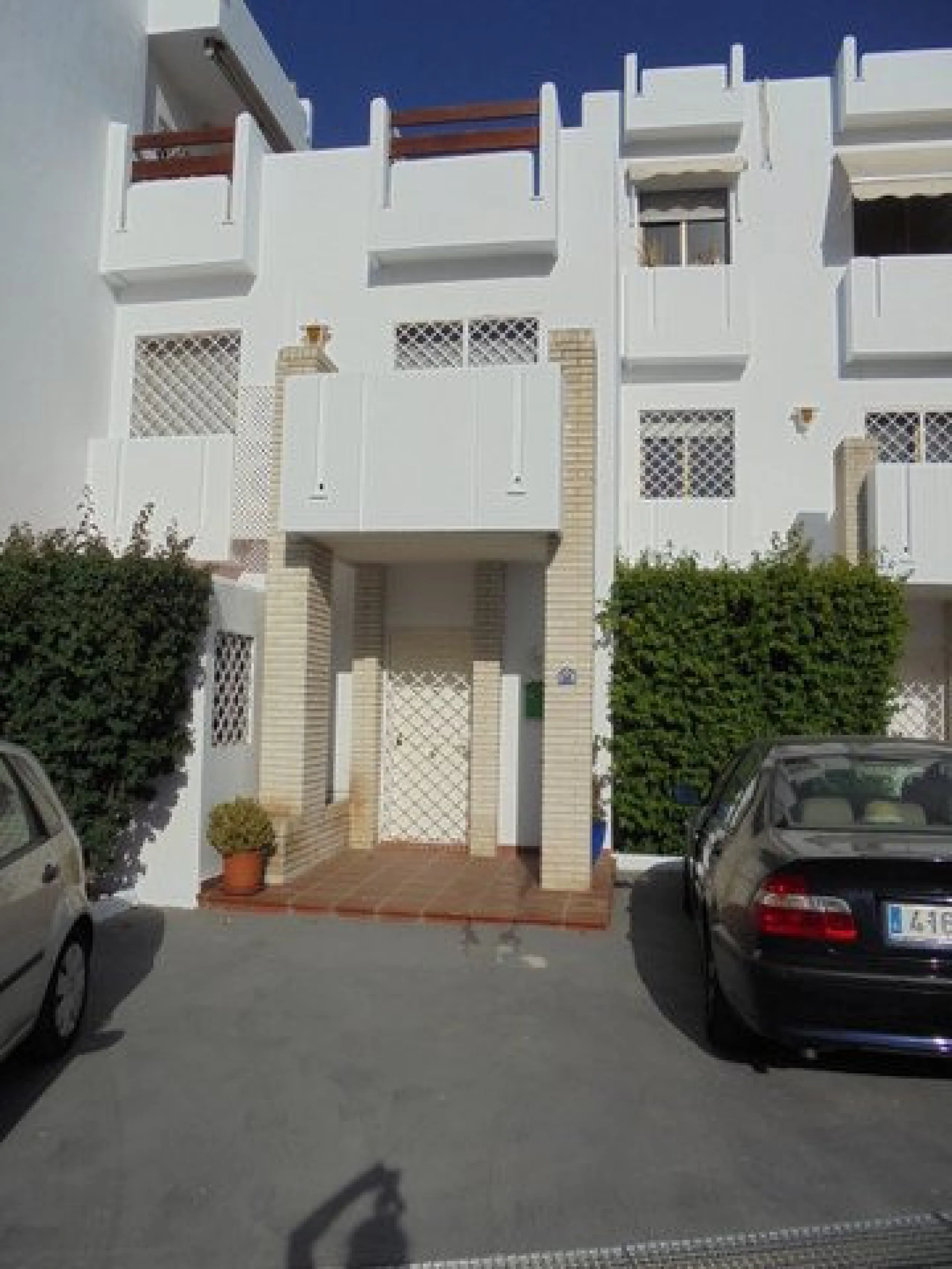 Surrounded by 12.000 m2 of gardens for only 12 properties and  in front of las Brisas Golf. This lovely ,  3 bedrooms duplex with 2  bahrooms and  guess toilet .Offers you communal pool and gardens, to enjoy "the golf-valley way of life". Air cond all the