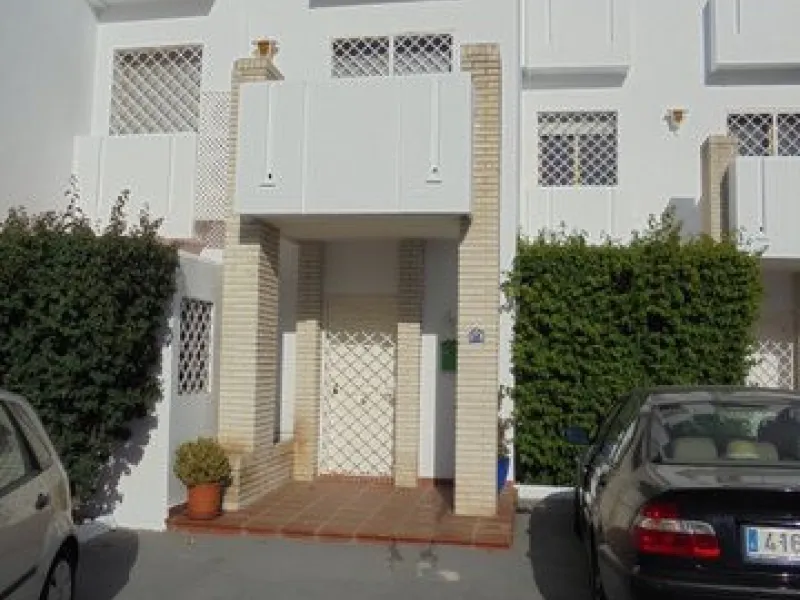 Surrounded by 12.000 m2 of gardens for only 12 properties and  in front of las Brisas Golf. This lovely ,  3 bedrooms duplex with 2  bahrooms and  guess toilet .Offers you communal pool and gardens, to enjoy "the golf-valley way of life". Air cond all the