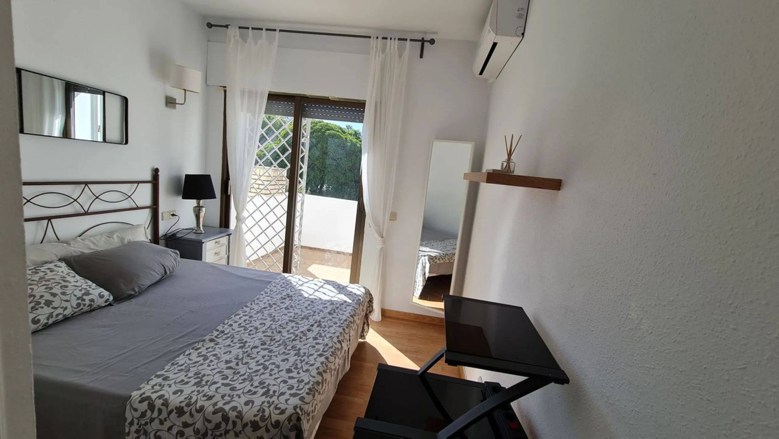 Surrounded by 12.000 m2 of gardens for only 12 properties and  in front of las Brisas Golf. This lovely ,  3 bedrooms duplex with 2  bahrooms and  guess toilet .Offers you communal pool and gardens, to enjoy "the golf-valley way of life". Air cond all the