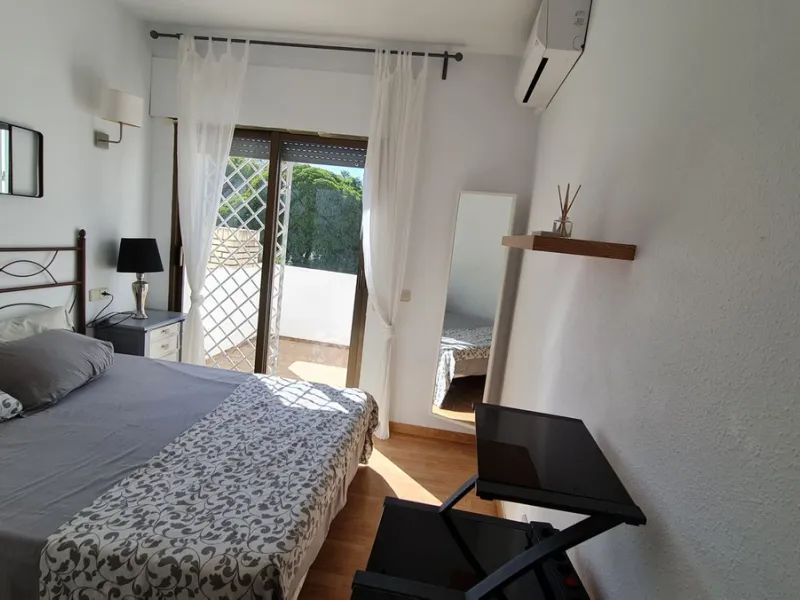 Surrounded by 12.000 m2 of gardens for only 12 properties and  in front of las Brisas Golf. This lovely ,  3 bedrooms duplex with 2  bahrooms and  guess toilet .Offers you communal pool and gardens, to enjoy "the golf-valley way of life". Air cond all the
