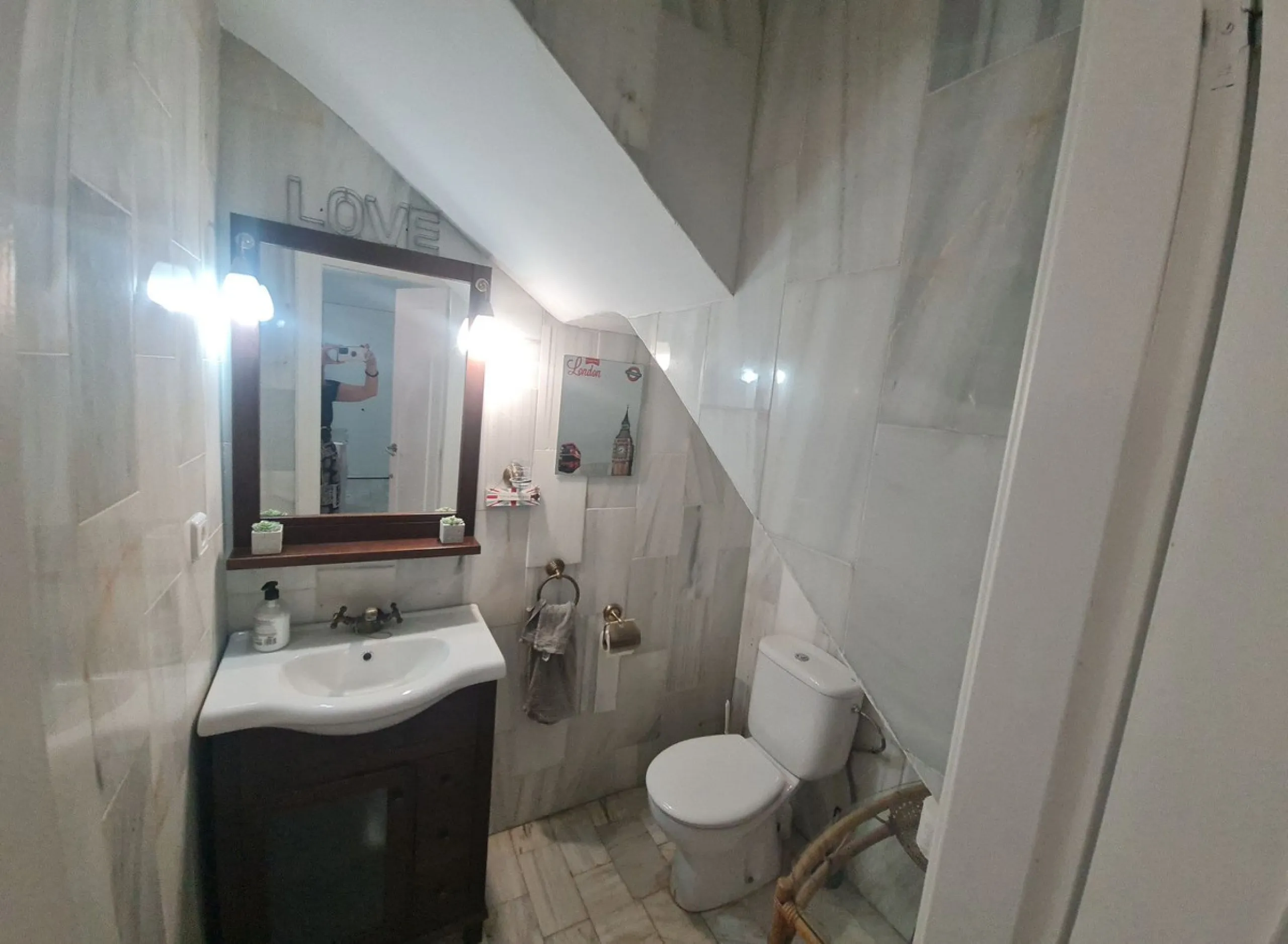 Surrounded by 12.000 m2 of gardens for only 12 properties and  in front of las Brisas Golf. This lovely ,  3 bedrooms duplex with 2  bahrooms and  guess toilet .Offers you communal pool and gardens, to enjoy "the golf-valley way of life". Air cond all the