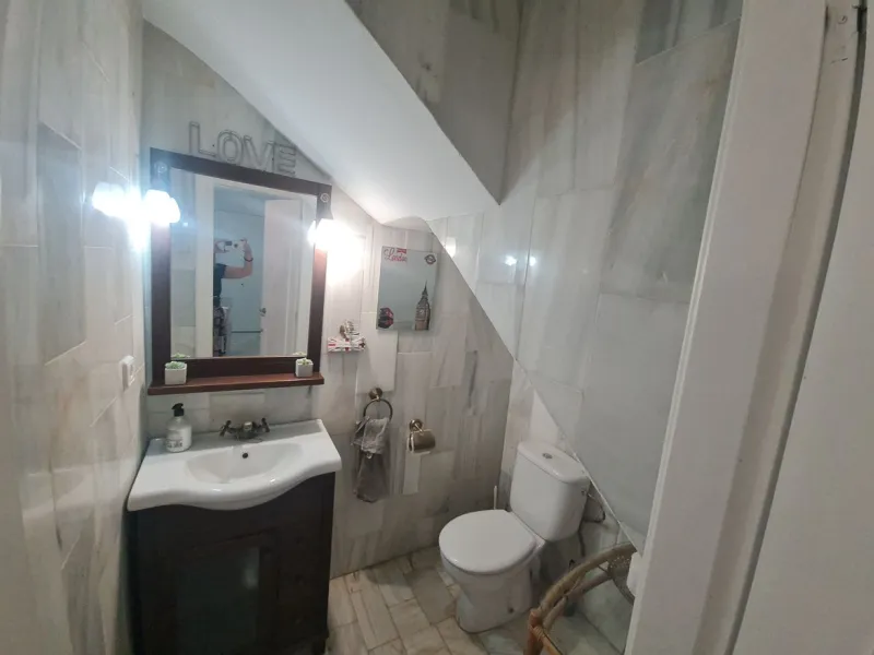 Surrounded by 12.000 m2 of gardens for only 12 properties and  in front of las Brisas Golf. This lovely ,  3 bedrooms duplex with 2  bahrooms and  guess toilet .Offers you communal pool and gardens, to enjoy "the golf-valley way of life". Air cond all the
