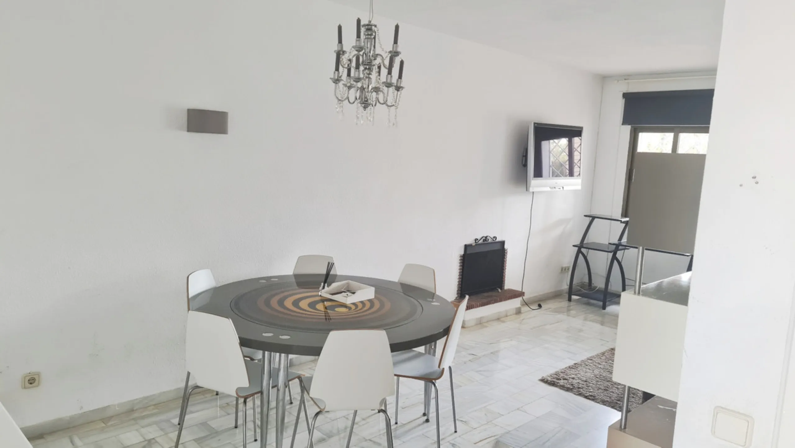 Surrounded by 12.000 m2 of gardens for only 12 properties and  in front of las Brisas Golf. This lovely ,  3 bedrooms duplex with 2  bahrooms and  guess toilet .Offers you communal pool and gardens, to enjoy "the golf-valley way of life". Air cond all the