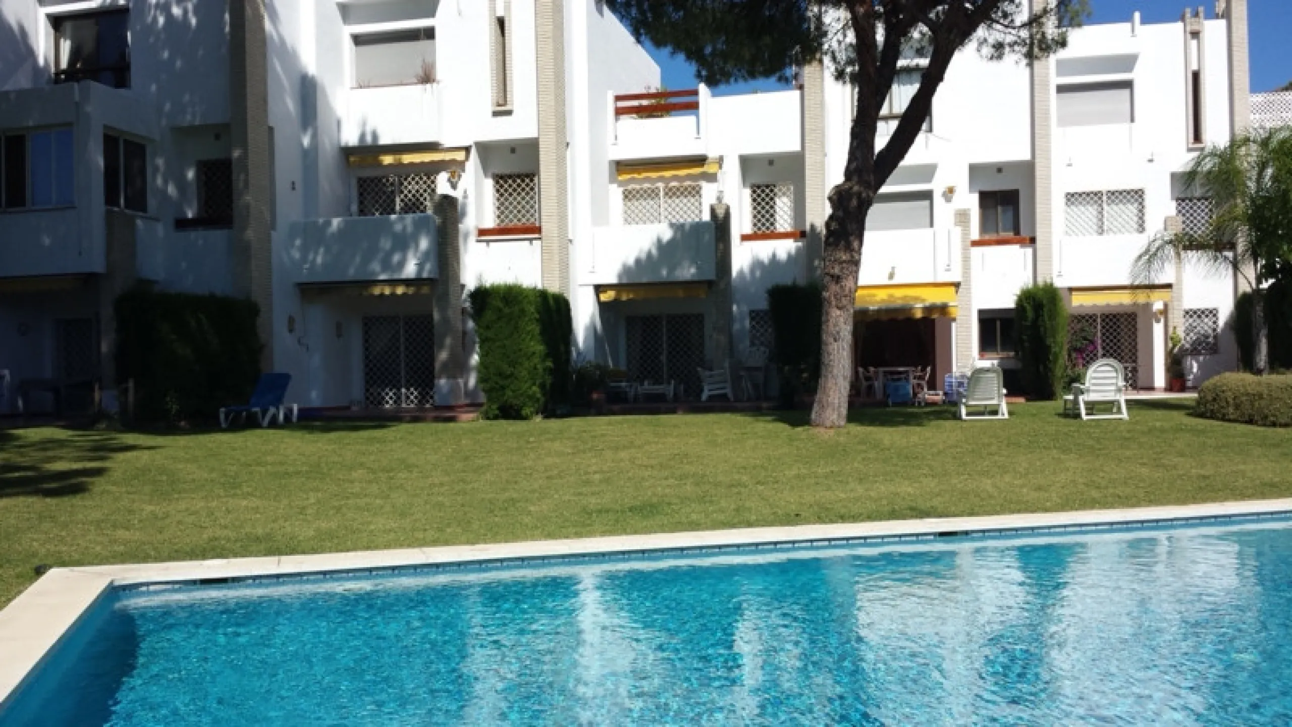Surrounded by 12.000 m2 of gardens for only 12 properties and  in front of las Brisas Golf. This lovely ,  3 bedrooms duplex with 2  bahrooms and  guess toilet .Offers you communal pool and gardens, to enjoy "the golf-valley way of life". Air cond all the