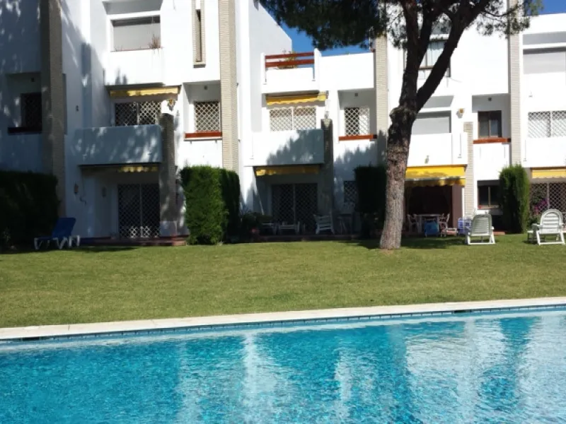 Surrounded by 12.000 m2 of gardens for only 12 properties and  in front of las Brisas Golf. This lovely ,  3 bedrooms duplex with 2  bahrooms and  guess toilet .Offers you communal pool and gardens, to enjoy "the golf-valley way of life". Air cond all the