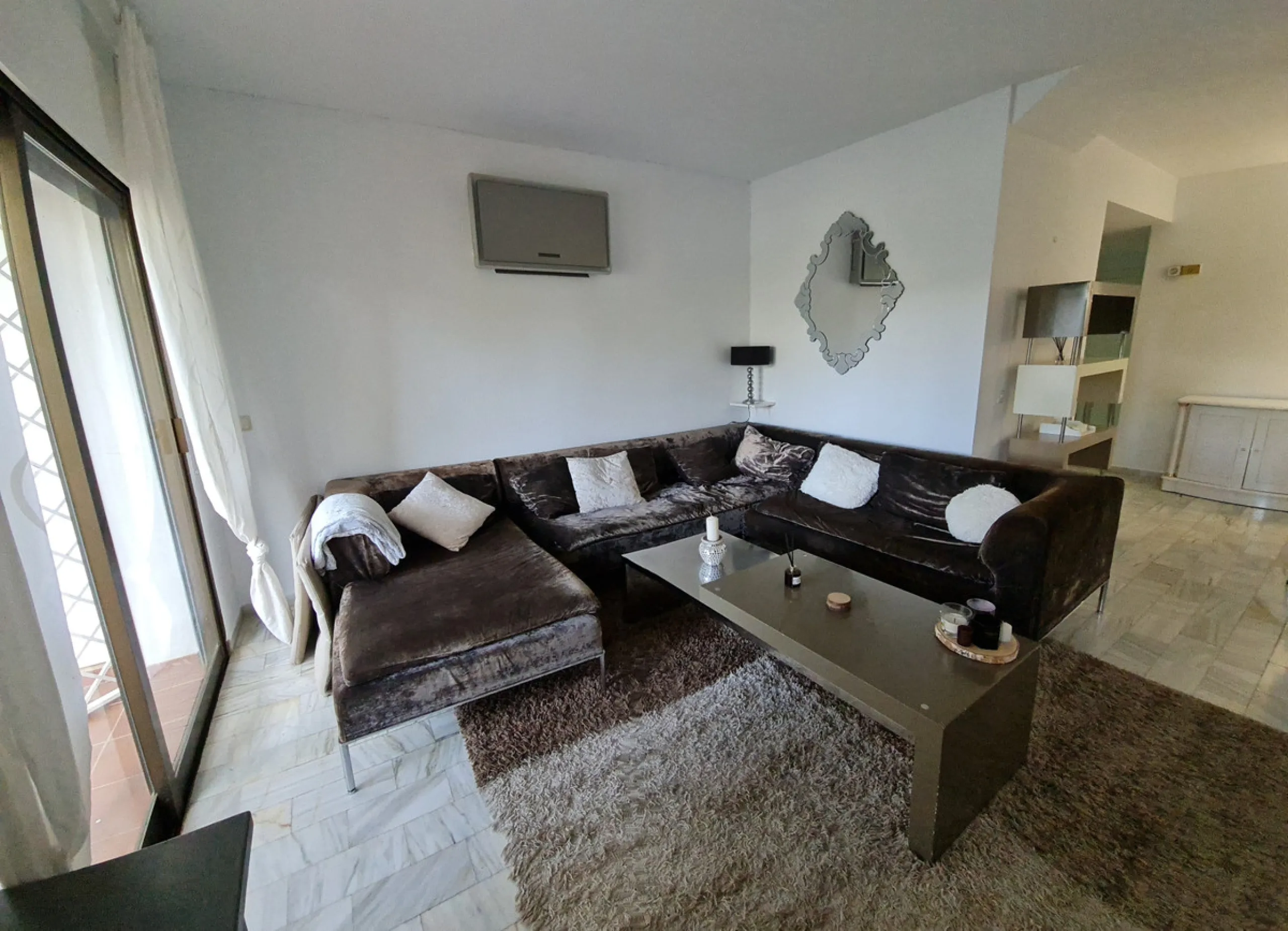 Surrounded by 12.000 m2 of gardens for only 12 properties and  in front of las Brisas Golf. This lovely ,  3 bedrooms duplex with 2  bahrooms and  guess toilet .Offers you communal pool and gardens, to enjoy "the golf-valley way of life". Air cond all the