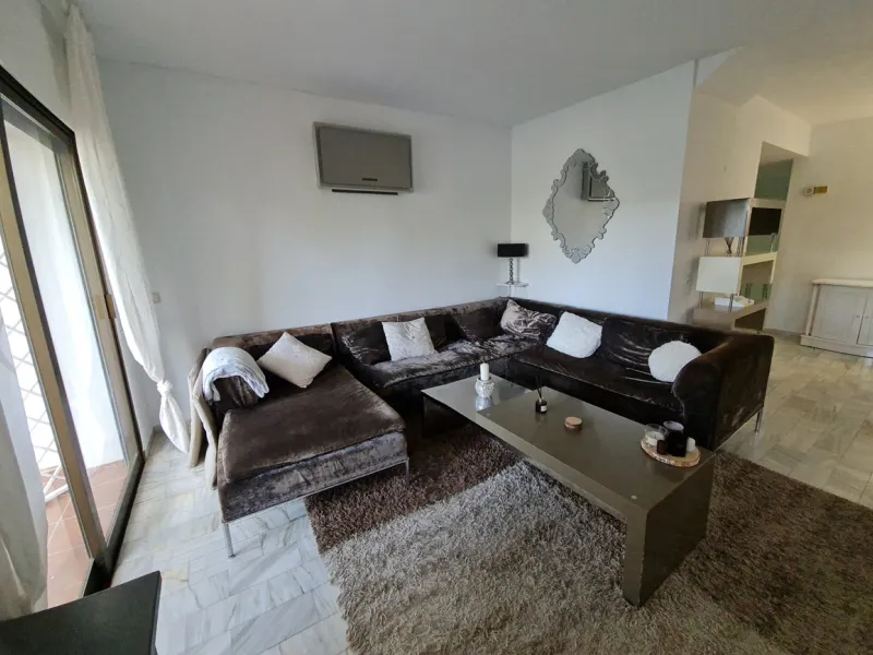 Surrounded by 12.000 m2 of gardens for only 12 properties and  in front of las Brisas Golf. This lovely ,  3 bedrooms duplex with 2  bahrooms and  guess toilet .Offers you communal pool and gardens, to enjoy "the golf-valley way of life". Air cond all the
