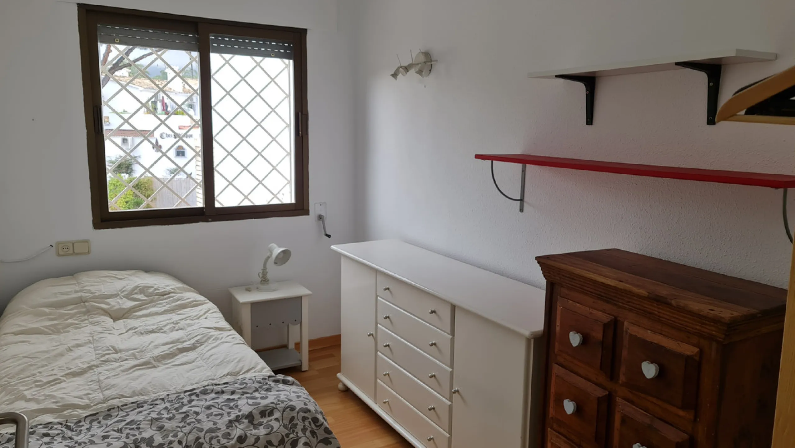 Surrounded by 12.000 m2 of gardens for only 12 properties and  in front of las Brisas Golf. This lovely ,  3 bedrooms duplex with 2  bahrooms and  guess toilet .Offers you communal pool and gardens, to enjoy "the golf-valley way of life". Air cond all the