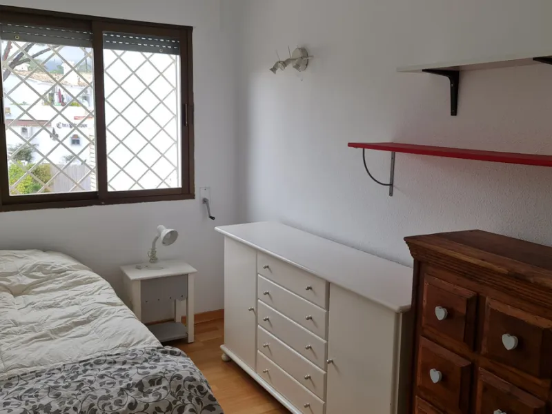 Surrounded by 12.000 m2 of gardens for only 12 properties and  in front of las Brisas Golf. This lovely ,  3 bedrooms duplex with 2  bahrooms and  guess toilet .Offers you communal pool and gardens, to enjoy "the golf-valley way of life". Air cond all the