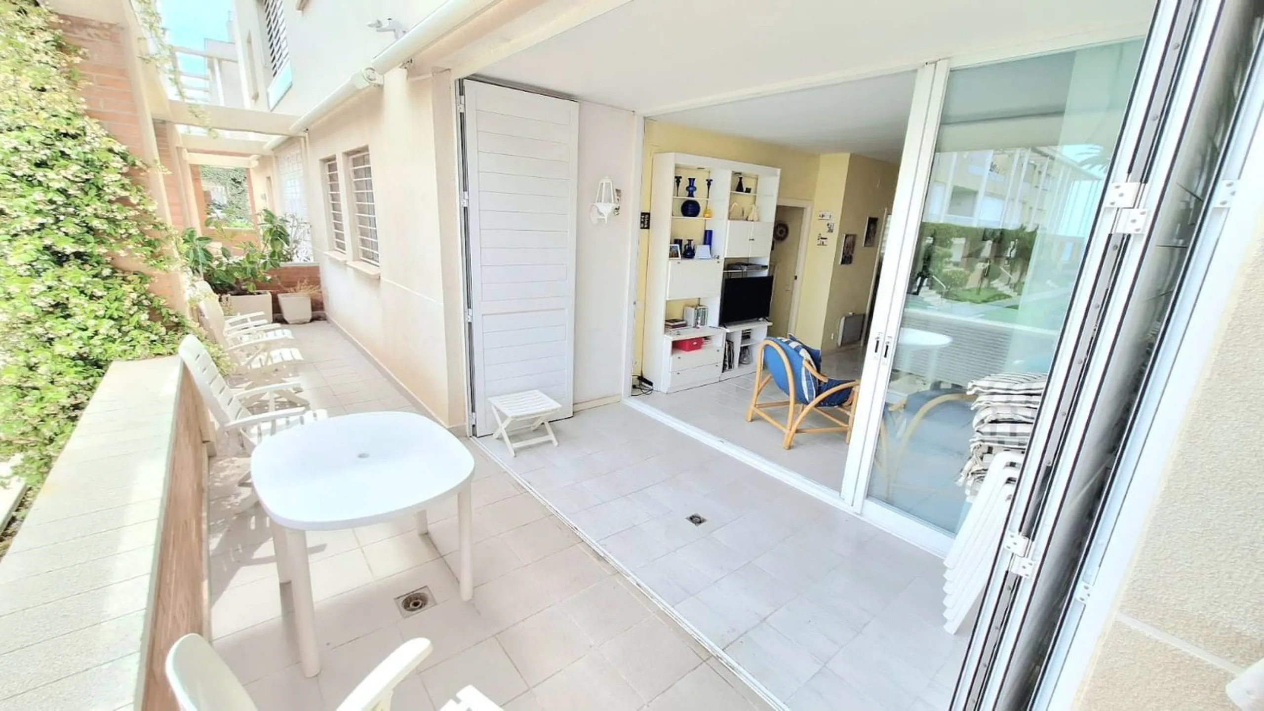 Exclusive seafront ground floor apartment in Masía Blanca, El Vendrell
