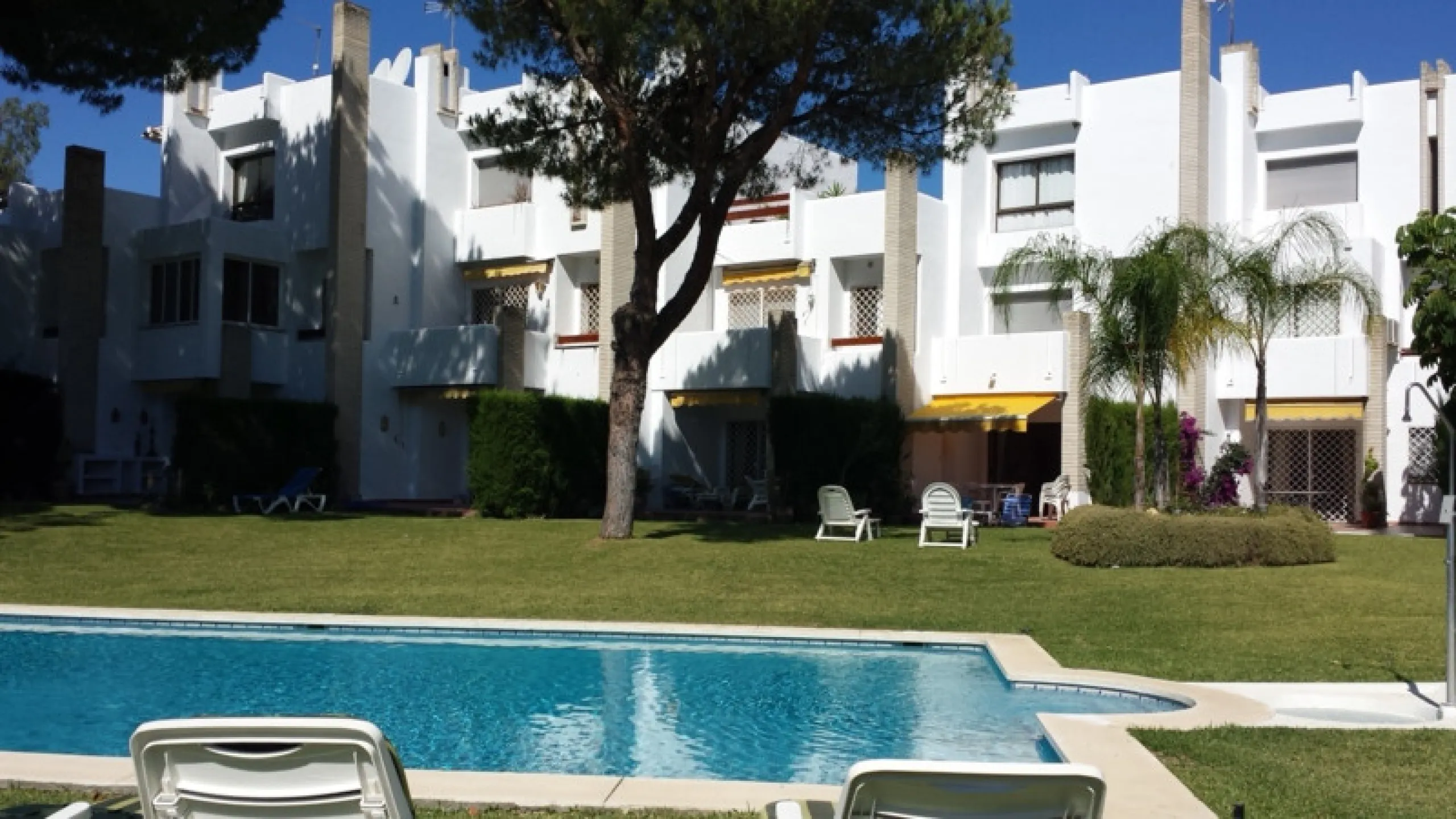 Surrounded by 12.000 m2 of gardens for only 12 properties and  in front of las Brisas Golf. This lovely ,  3 bedrooms duplex with 2  bahrooms and  guess toilet .Offers you communal pool and gardens, to enjoy "the golf-valley way of life". Air cond all the