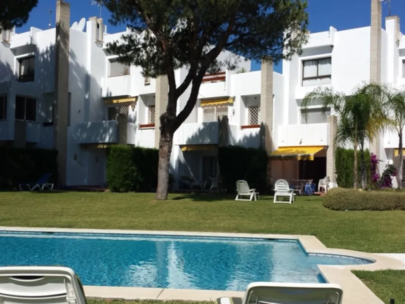 Surrounded by 12.000 m2 of gardens for only 12 properties and  in front of las Brisas Golf. This lovely ,  3 bedrooms duplex with 2  bahrooms and  guess toilet .Offers you communal pool and gardens, to enjoy "the golf-valley way of life". Air cond all the