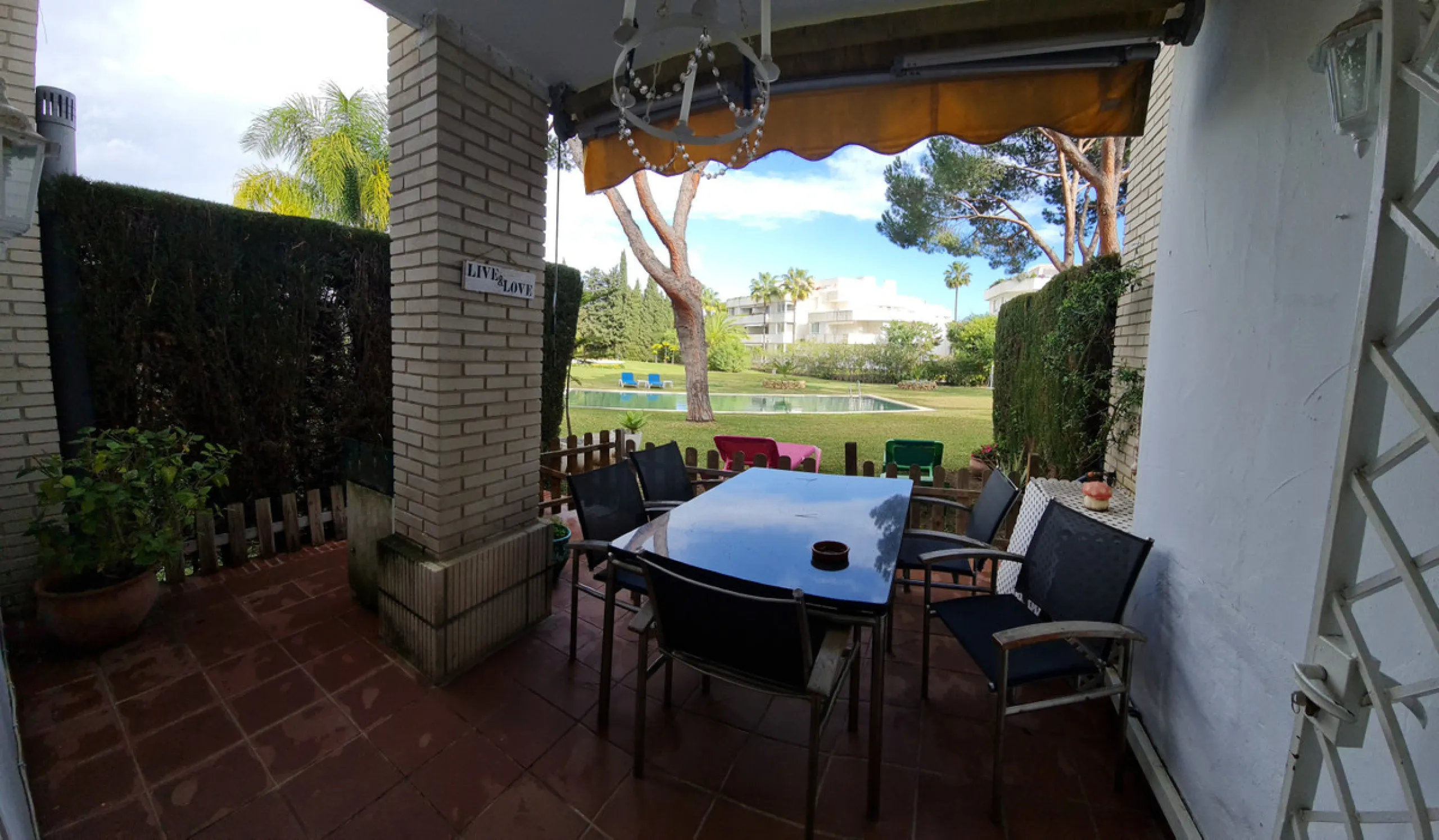 Surrounded by 12.000 m2 of gardens for only 12 properties and  in front of las Brisas Golf. This lovely ,  3 bedrooms duplex with 2  bahrooms and  guess toilet .Offers you communal pool and gardens, to enjoy "the golf-valley way of life". Air cond all the