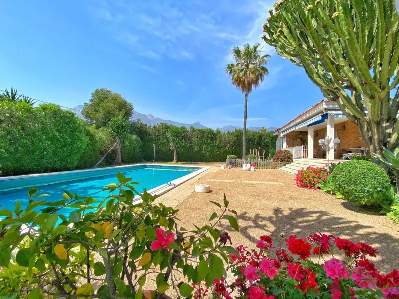 Impressive independent villa with very large spaces built on one floor and located near the center of Marbella.