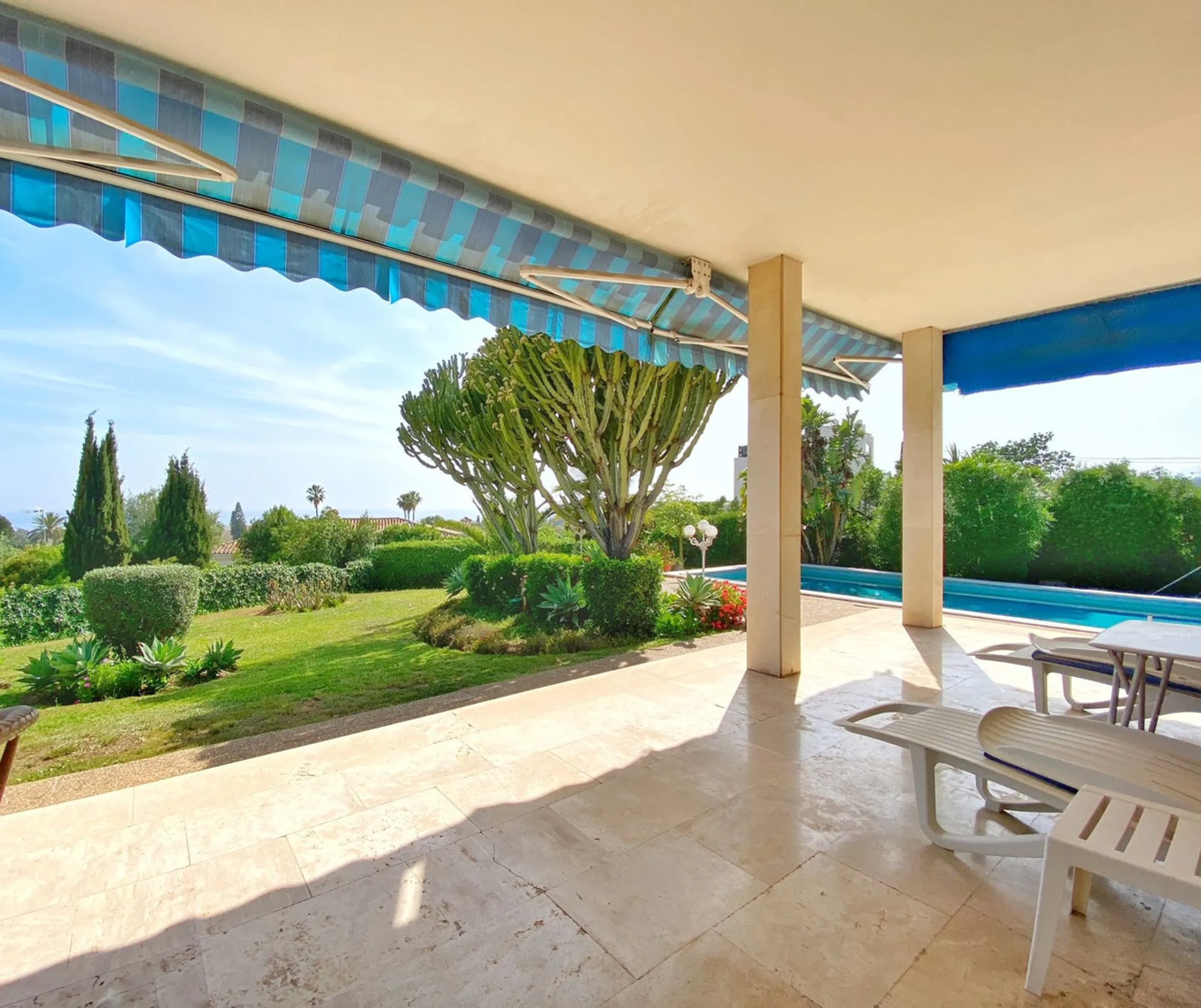 Impressive independent villa with very large spaces built on one floor and located near the center of Marbella.