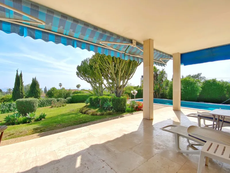 Impressive independent villa with very large spaces built on one floor and located near the center of Marbella.
