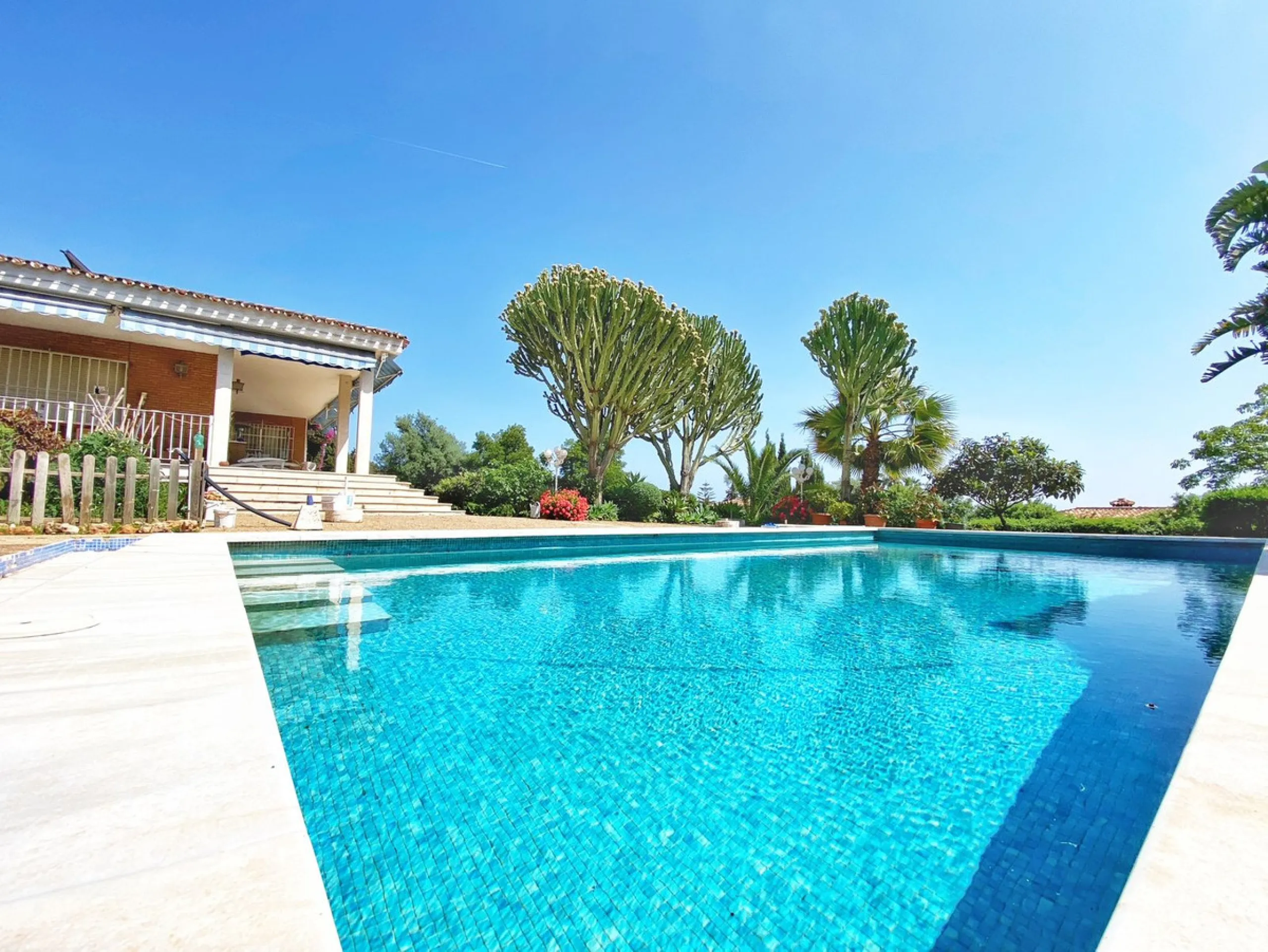 Impressive independent villa with very large spaces built on one floor and located near the center of Marbella.