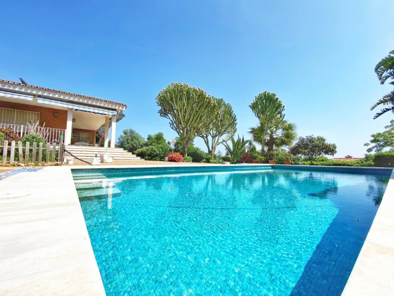 Impressive independent villa with very large spaces built on one floor and located near the center of Marbella.