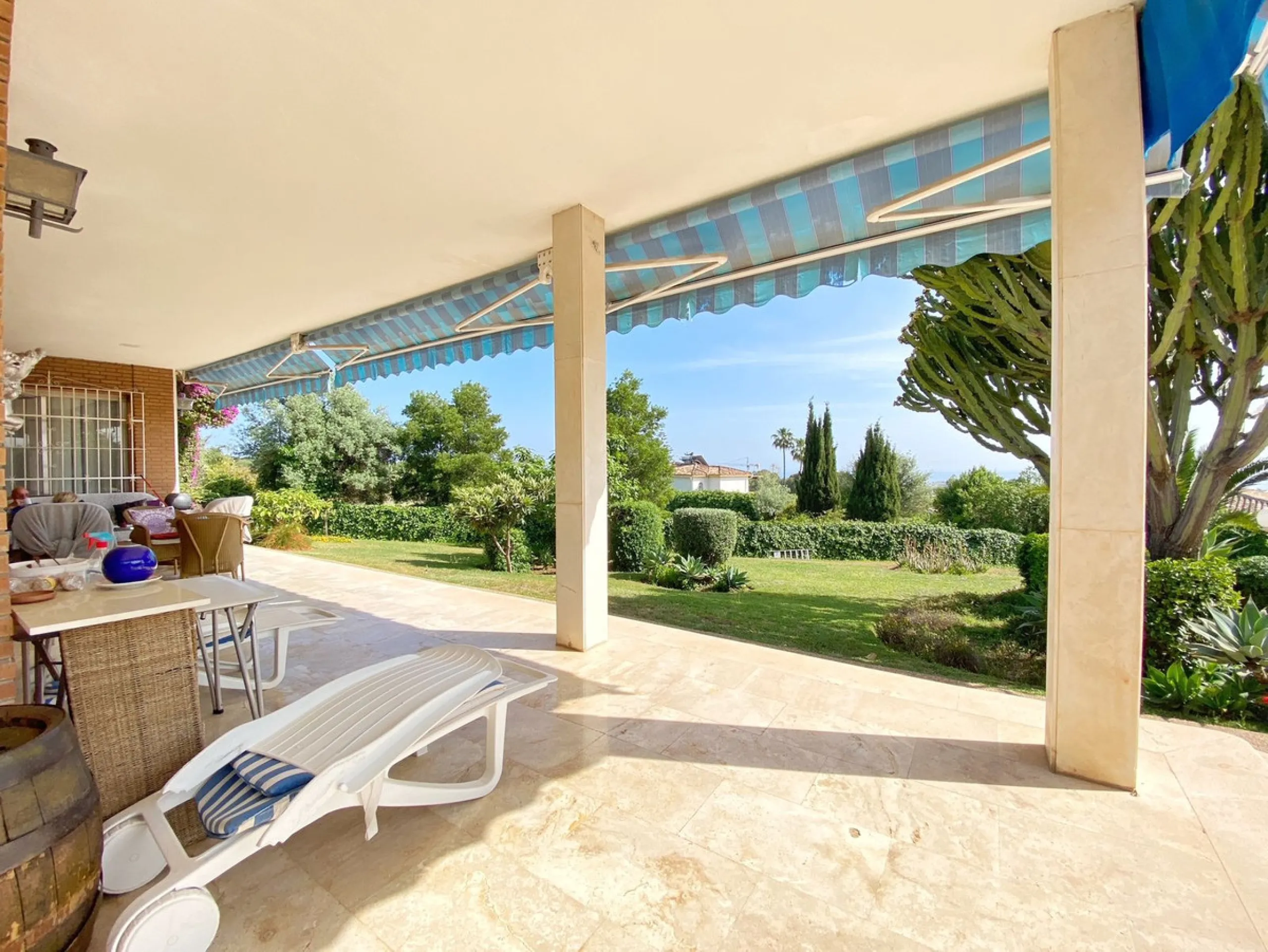 Impressive independent villa with very large spaces built on one floor and located near the center of Marbella.