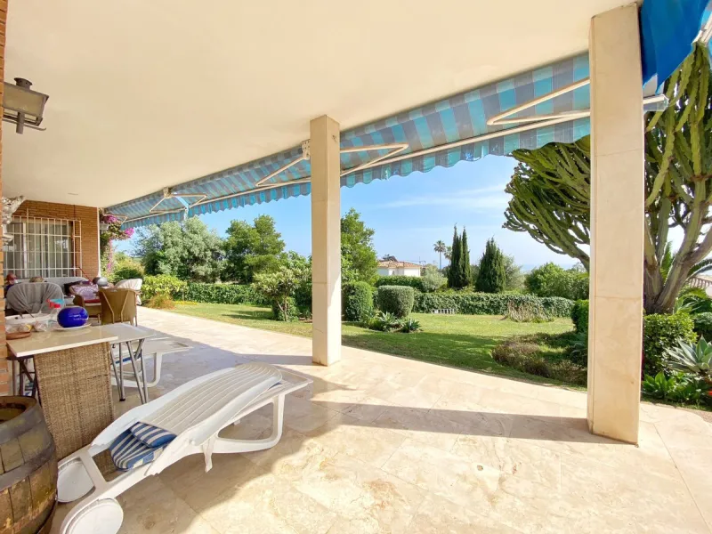 Impressive independent villa with very large spaces built on one floor and located near the center of Marbella.