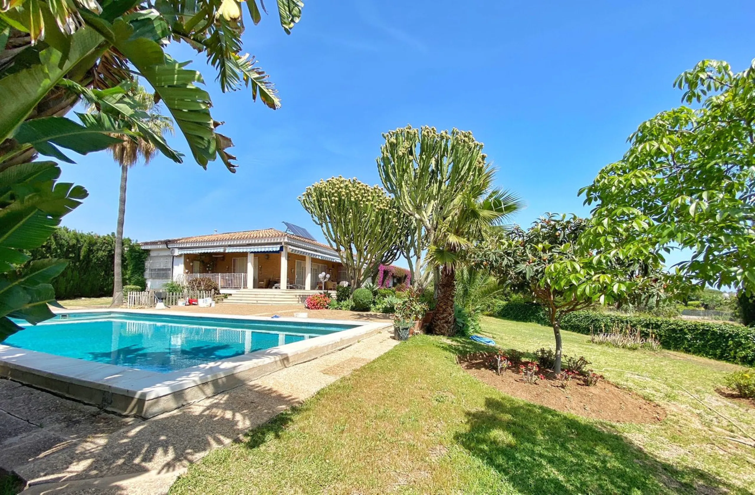 Impressive independent villa with very large spaces built on one floor and located near the center of Marbella.