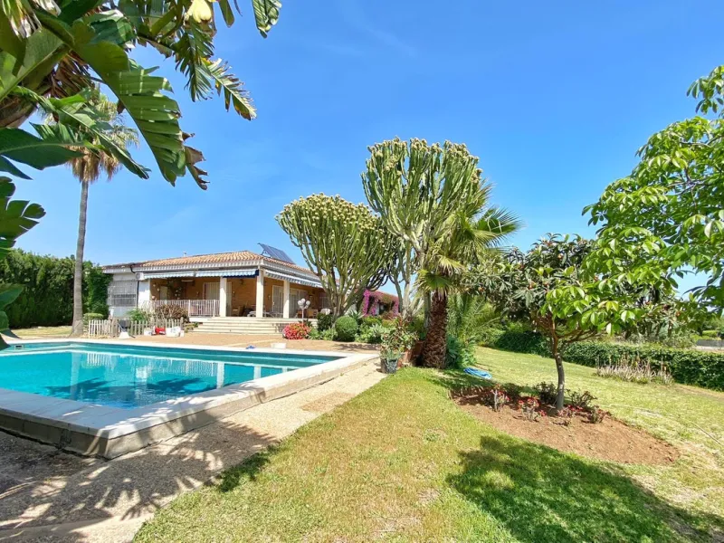 Impressive independent villa with very large spaces built on one floor and located near the center of Marbella.