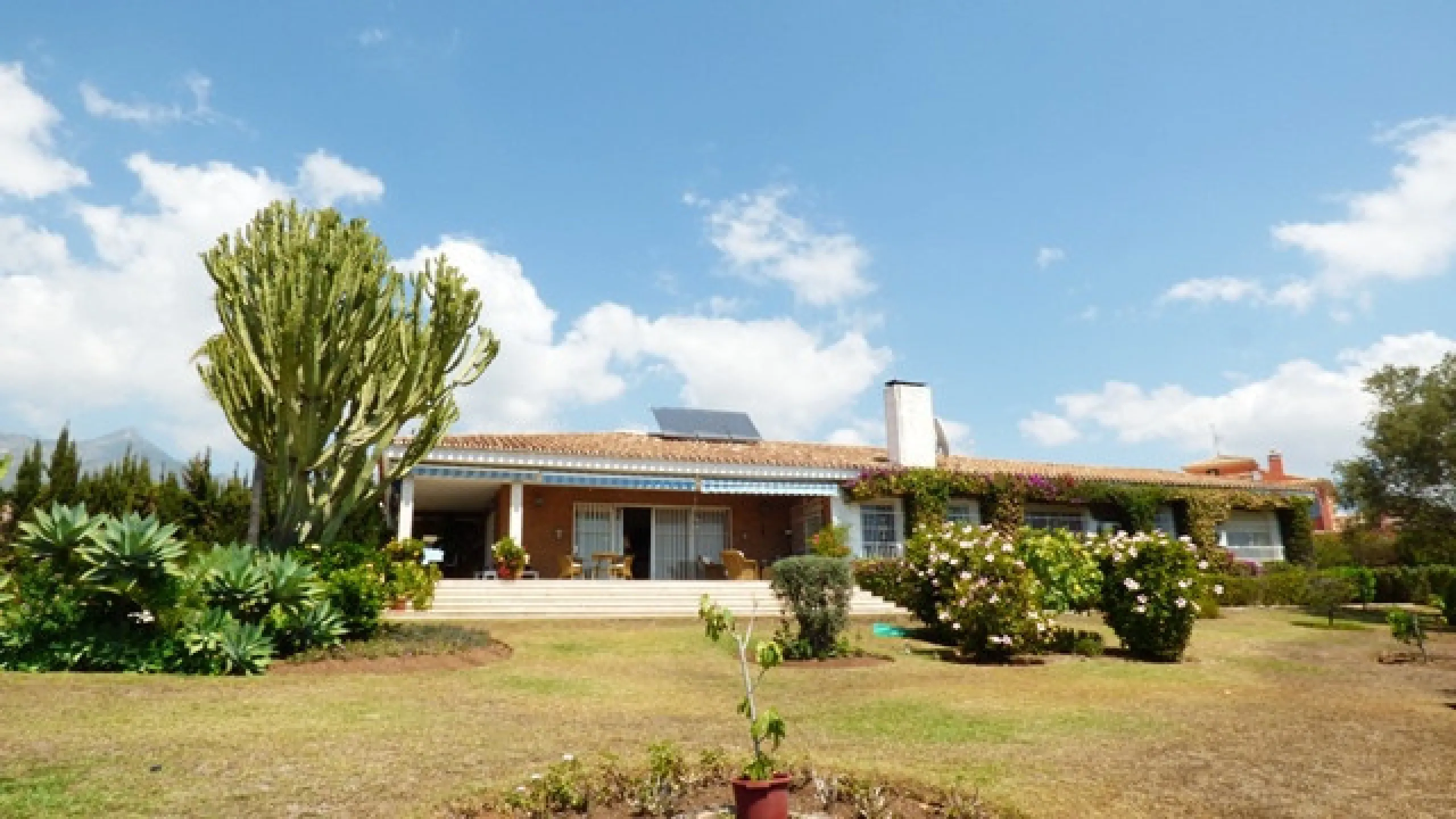 Impressive independent villa with very large spaces built on one floor and located near the center of Marbella.