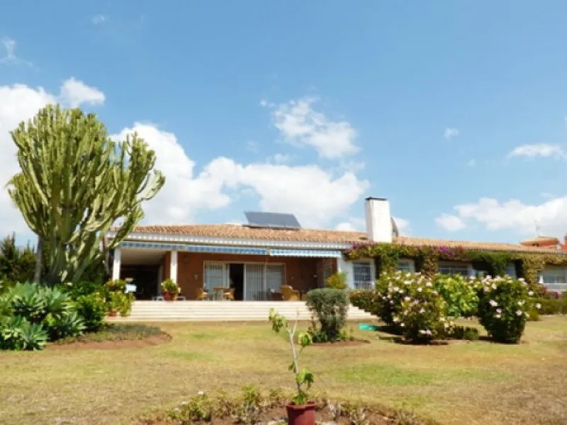 Impressive independent villa with very large spaces built on one floor and located near the center of Marbella.