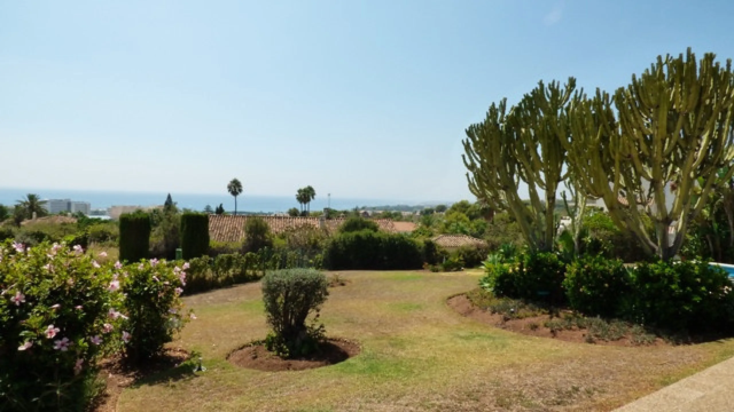 Impressive independent villa with very large spaces built on one floor and located near the center of Marbella.