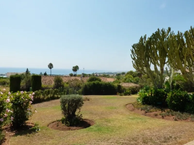Impressive independent villa with very large spaces built on one floor and located near the center of Marbella.