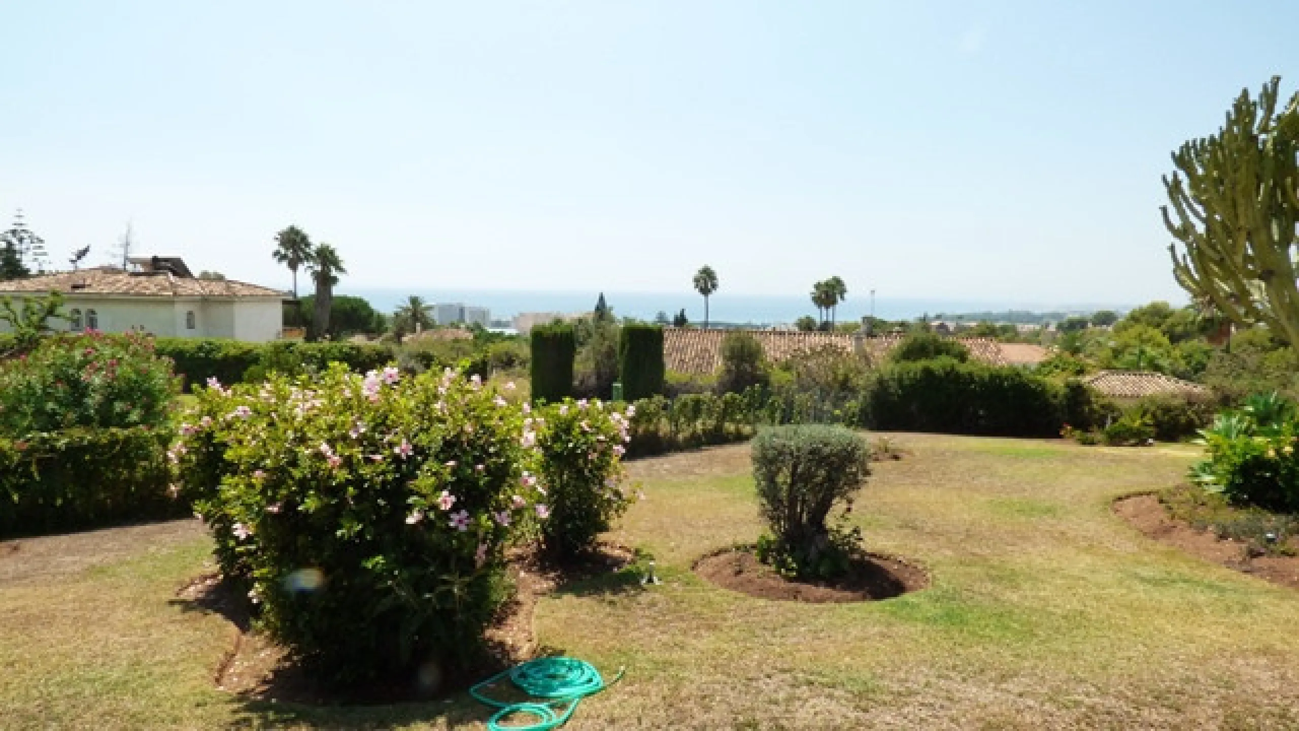 Impressive independent villa with very large spaces built on one floor and located near the center of Marbella.