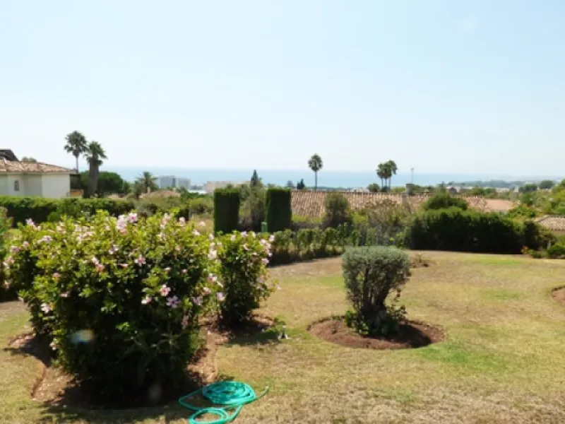 Impressive independent villa with very large spaces built on one floor and located near the center of Marbella.