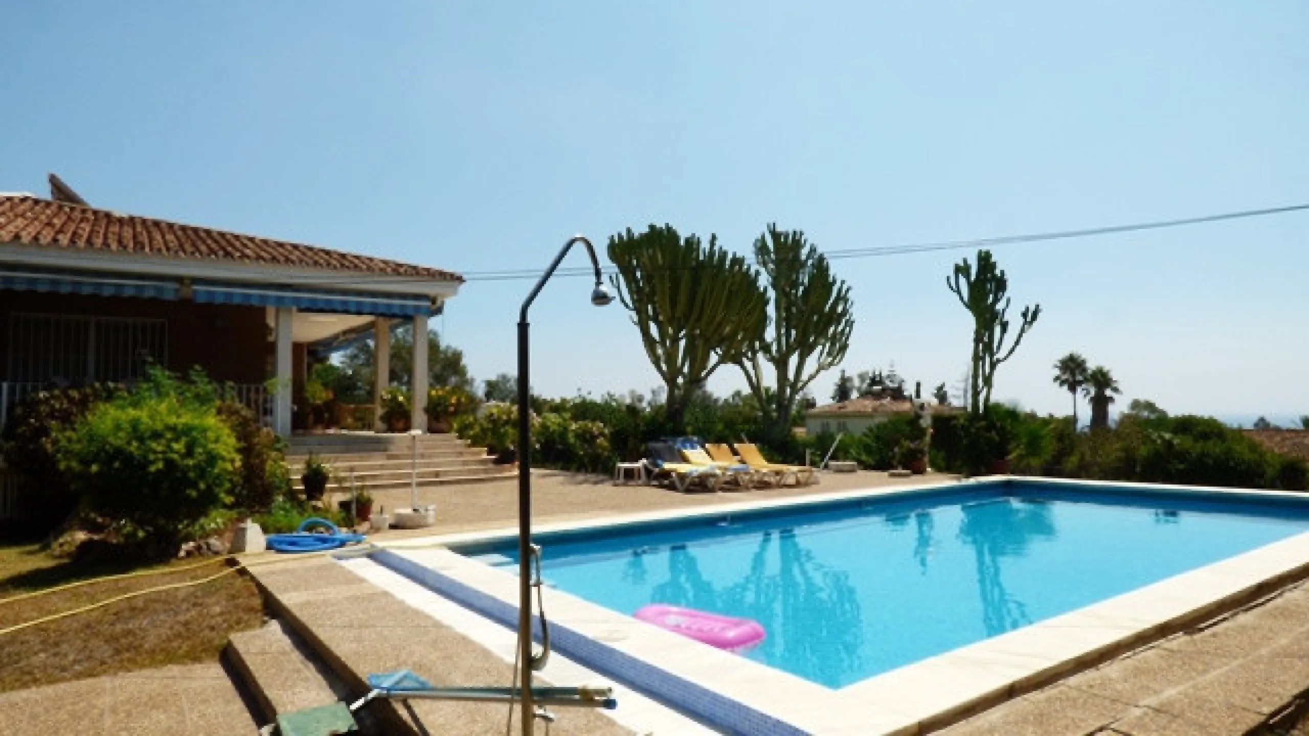 Impressive independent villa with very large spaces built on one floor and located near the center of Marbella.