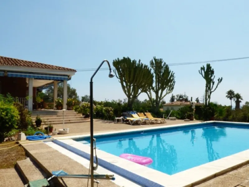 Impressive independent villa with very large spaces built on one floor and located near the center of Marbella.