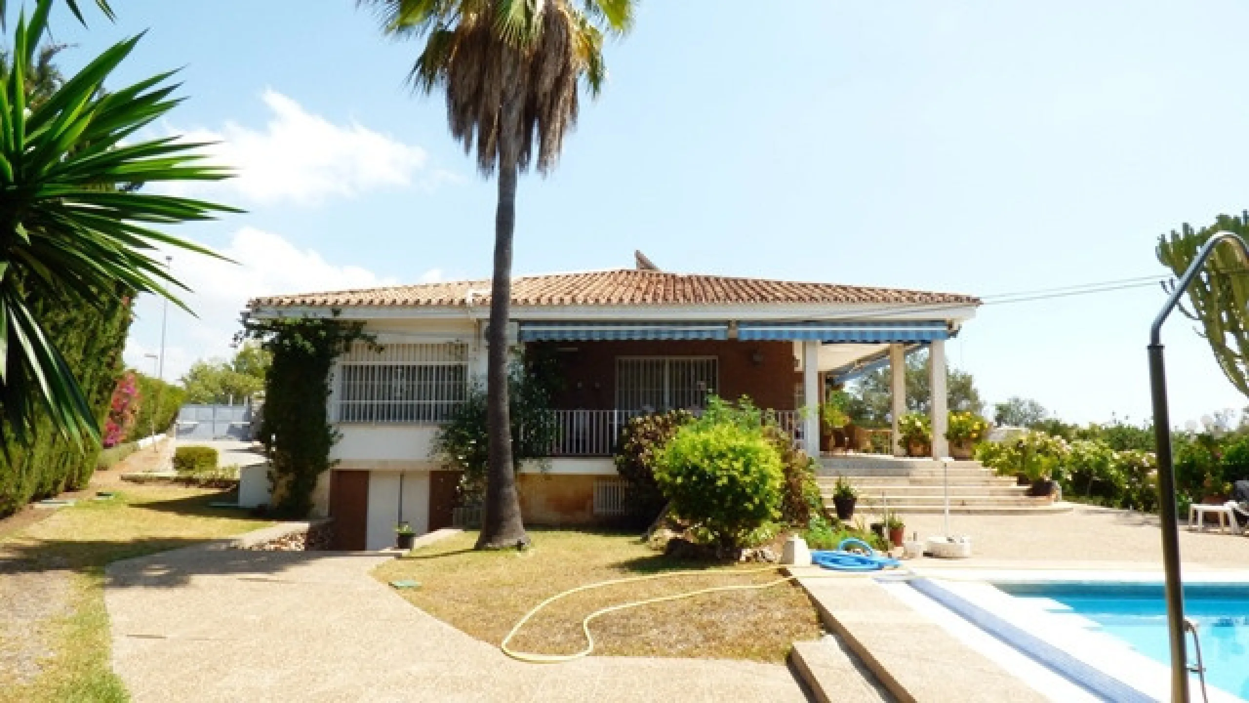 Impressive independent villa with very large spaces built on one floor and located near the center of Marbella.