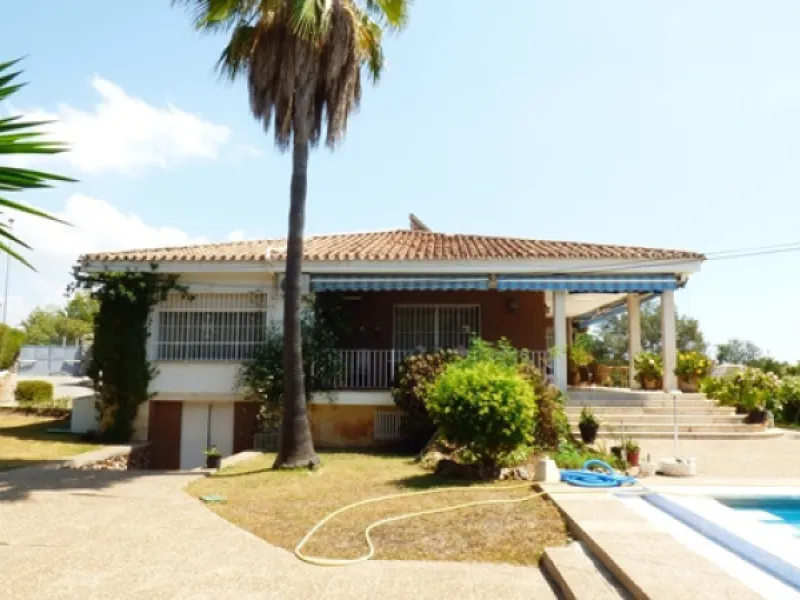 Impressive independent villa with very large spaces built on one floor and located near the center of Marbella.