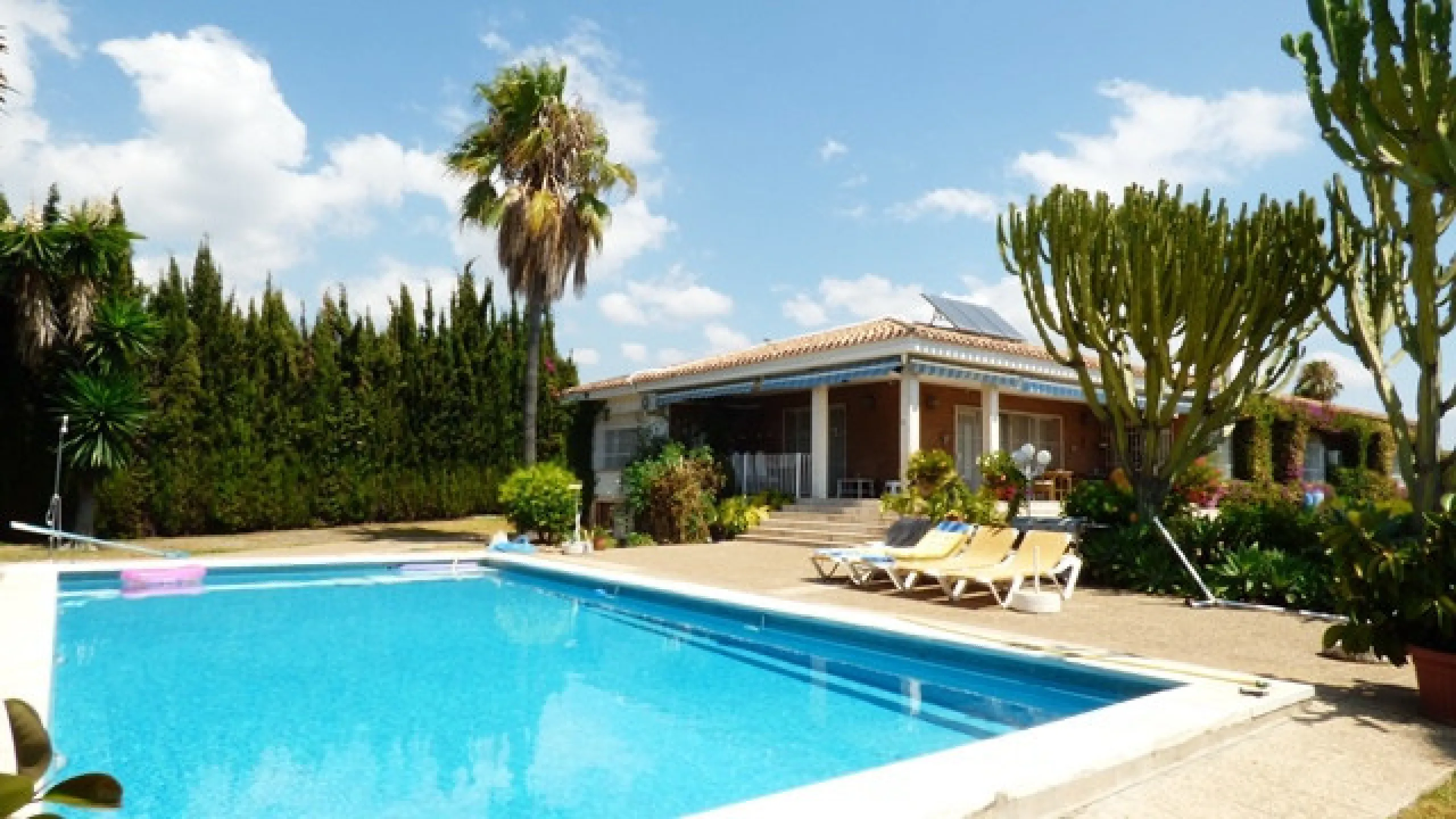 Impressive independent villa with very large spaces built on one floor and located near the center of Marbella.